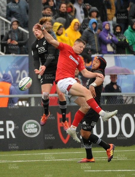 170619 - New Zealand U20 v Wales U20 - World Rugby Under 20 Championship - 5th Place Semi-Final -  Deon Smith of Wales competes for a high ball with Scott Gregory 