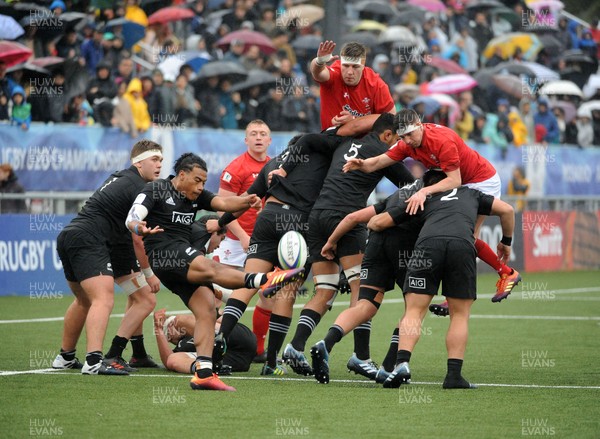 170619 - New Zealand U20 v Wales U20 - World Rugby Under 20 Championship - 5th Place Semi-Final -  Morgan Jones of Wales and Dafydd Buckland attempt to charge down a clearance kick by Taufa Funaki