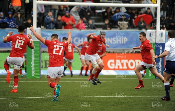 170619 - New Zealand U20 v Wales U20 - World Rugby Under 20 Championship - 5th Place Semi-Final -  Wales U20 players celebrate a famous victory over New Zealand U20 as the whistle blows for full time