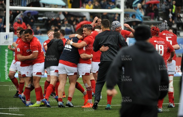 170619 - New Zealand U20 v Wales U20 - World Rugby Under 20 Championship - 5th Place Semi-Final -  Wales U20 players celebrate a famous victory over New Zealand U20 at full time