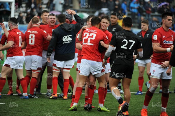 170619 - New Zealand U20 v Wales U20 - World Rugby Under 20 Championship - 5th Place Semi-Final -  Wales U20 players celebrate a famous victory over New Zealand U20 at full time