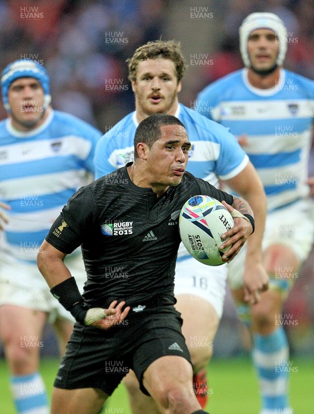 200915  - New Zealand vs Argentina -  IRB Rugby World Cup 2015 Group C -Aaron Smith of New Zealand powers forward