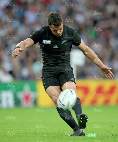 200915  - New Zealand vs Argentina -  IRB Rugby World Cup 2015 Group C -Dan Carter of New Zealand lands another penalty