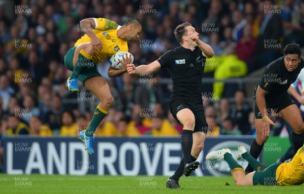 311015 - New Zealand v Australia - Rugby World Cup Final 2015 -Kurtley Beale of Australia beats Ben Smith of New Zealand to high ball