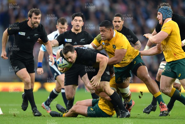 311015 - New Zealand v Australia - Rugby World Cup Final 2015 -Ben Smith of New Zealand is tackled by Michael Hooper and Scott Sio of Australia