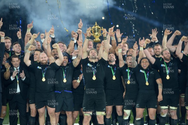 311015 - New Zealand v Australia - Rugby World Cup Final 2015 -Richie McCaw of New Zealand lifts the Webb Ellis Trophy