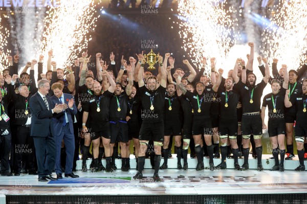 311015 - New Zealand v Australia - Rugby World Cup Final 2015 -Richie McCaw of New Zealand lifts the Webb Ellis Trophy