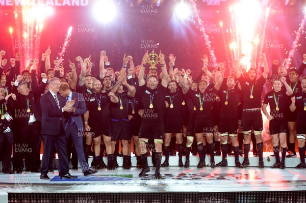 311015 - New Zealand v Australia - Rugby World Cup Final 2015 -Richie McCaw of New Zealand lifts the Webb Ellis Trophy