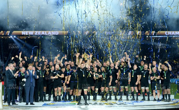 311015 - New Zealand v Australia - Rugby World Cup Final 2015 -Richie McCaw of New Zealand lifts the Webb Ellis Trophy