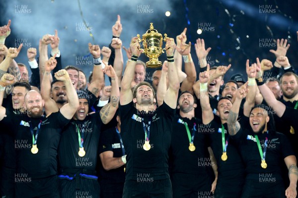 311015 - New Zealand v Australia - Rugby World Cup Final 2015 -Richie McCaw of New Zealand lifts the Webb Ellis Trophy