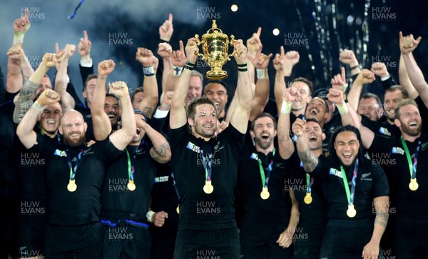 311015 - New Zealand v Australia - Rugby World Cup Final 2015 -Richie McCaw of New Zealand lifts the Webb Ellis Trophy