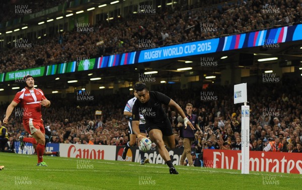 021015 - New Zealand v Fiji - Rugby World Cup 2015 -Julian Savea of New Zealand scores try