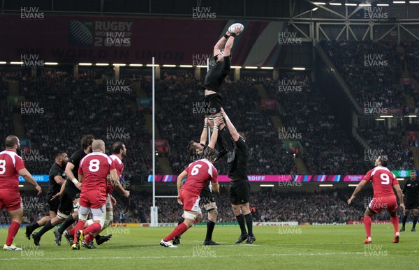 021015 - New Zealand v Georgia - Rugby World Cup - New Zealand win the line out