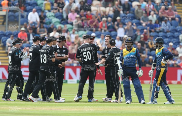 010619 - New Zealand v Sri Lanka - ICC Cricket Worls Cup 2019 - Matt Henry of New Zealand and team mates celebrate after a successful appeal for the wicket of Lahiru Thirimanne