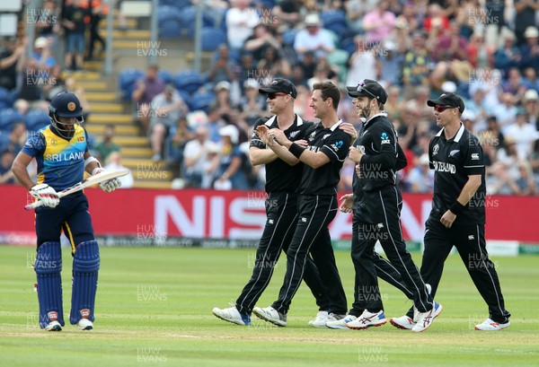 010619 - New Zealand v Sri Lanka - ICC Cricket Worls Cup 2019 - Matt Henry of New Zealand celebrates with team mates after Kusal Mendis is caught by Martin Guptill