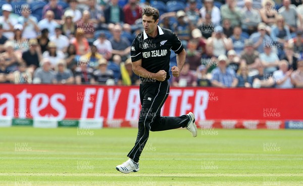 010619 - New Zealand v Sri Lanka - ICC Cricket Worls Cup 2019 - Colin de Grandhomme of New Zealand celebrates as Angelo Mathews is caught by Tom Latham