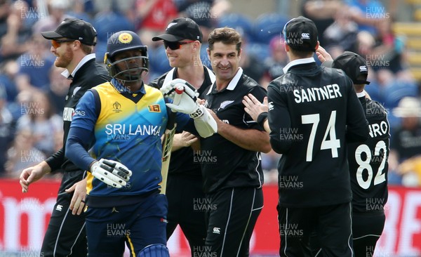 010619 - New Zealand v Sri Lanka - ICC Cricket Worls Cup 2019 - Colin de Grandhomme of New Zealand celebrates as Angelo Mathews is caught by Tom Latham