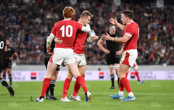 011119 - New Zealand v Wales - Rugby World Cup Bronze Final - Hallam Amos of Wales celebrates scoring a try with Rhys Patchell