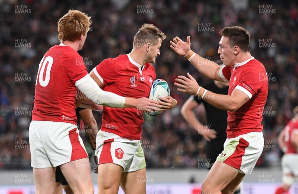 011119 - New Zealand v Wales - Rugby World Cup Bronze Final - Hallam Amos of Wales celebrates scoring a try with Rhys Patchell and Josh Adams