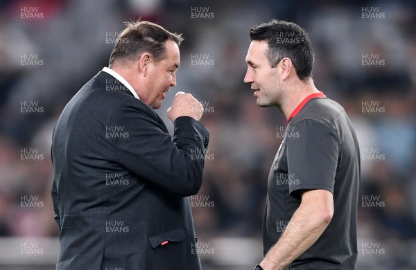 011119 - New Zealand v Wales - Rugby World Cup Bronze Final - New Zealand head coach Steve Hansen talks to Stephen Jones