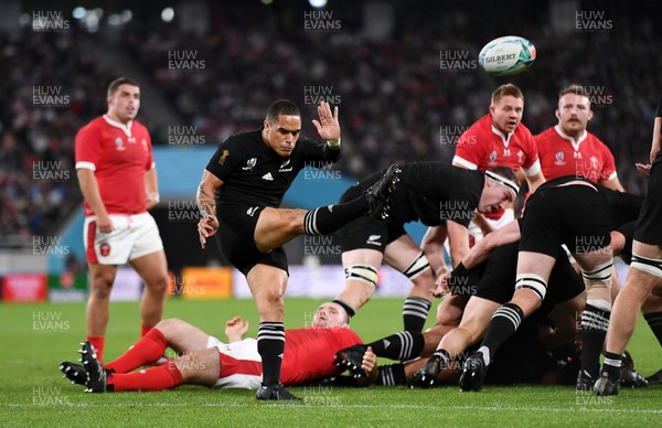 011119 - New Zealand v Wales - Rugby World Cup Bronze Final - Aaron Smith of New Zealand clears the ball