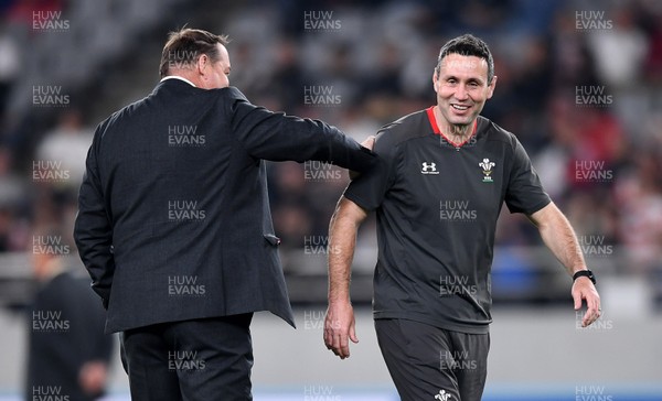 011119 - New Zealand v Wales - Rugby World Cup Bronze Final - New Zealand head coach Steve Hansen and talks to Stephen Jones