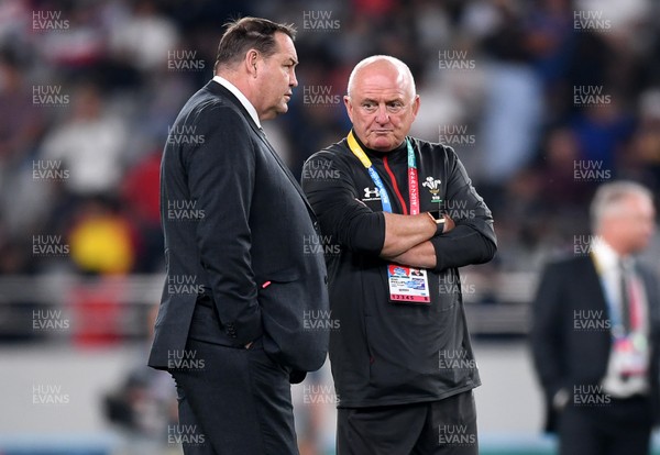 011119 - New Zealand v Wales - Rugby World Cup Bronze Final - New Zealand head coach Steve Hansen talks to Wales Team Manager Alan Phillips