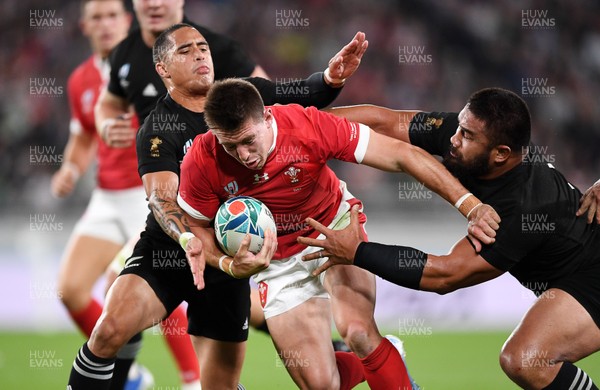 011119 - New Zealand v Wales - Rugby World Cup Bronze Final - Josh Adams of Wales is tackled by Aaron Smith and Nepo Laulala of New Zealand