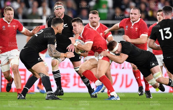 011119 - New Zealand v Wales - Rugby World Cup Bronze Final - Owen Watkin of Wales is tackled by Sonny Bill Williams and Sam Cane of New Zealand