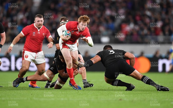 011119 - New Zealand v Wales - Rugby World Cup Bronze Final - Rhys Patchell of Wales is tackled by Shannon Frizell and Nepo Laulala of New Zealand