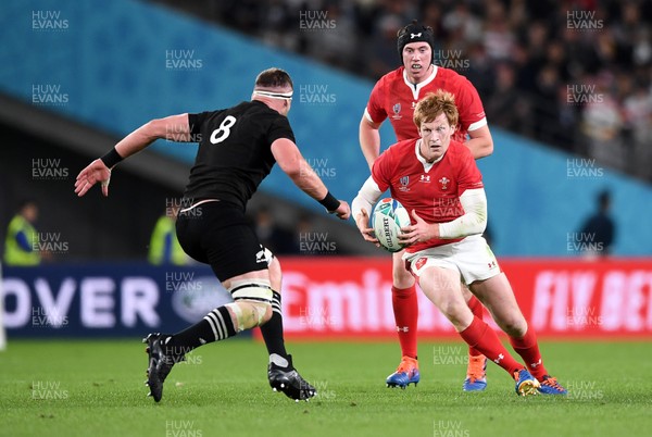 011119 - New Zealand v Wales - Rugby World Cup Bronze Final - Rhys Patchell of Wales is challenged by Kieran Read of New Zealand