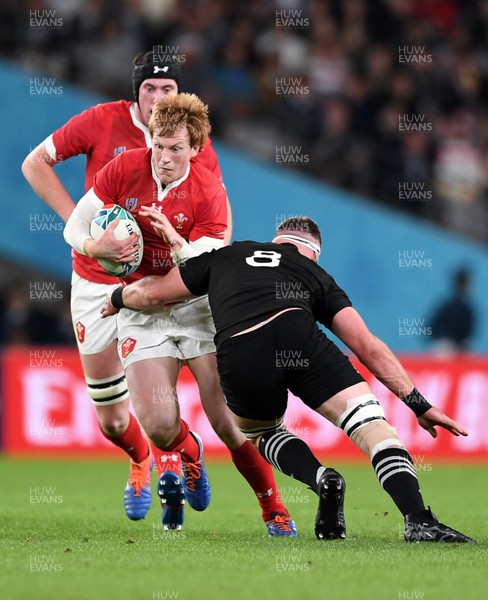 011119 - New Zealand v Wales - Rugby World Cup Bronze Final - Rhys Patchell of Wales is tackled by Kieran Read of New Zealand