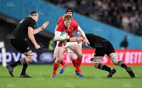011119 - New Zealand v Wales - Rugby World Cup Bronze Final - Rhys Patchell of Wales is tackled by Brodie Retallick and Kieran Read of New Zealand