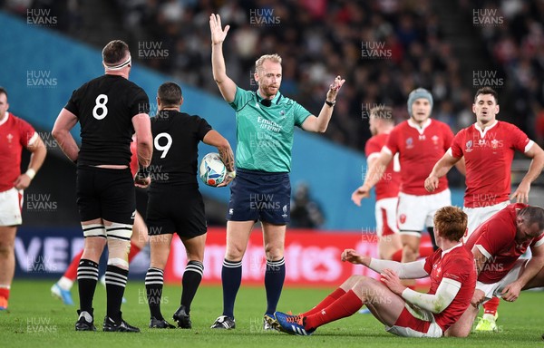 011119 - New Zealand v Wales - Rugby World Cup Bronze Final - Referee Wayne Barnes