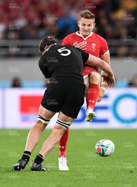 011119 - New Zealand v Wales - Rugby World Cup Bronze Final - Hallam Amos of Wales is tackled by Scott Barrett of New Zealand