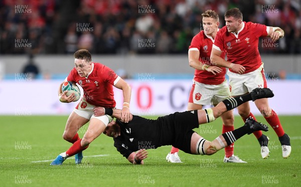 011119 - New Zealand v Wales - Rugby World Cup Bronze Final - Josh Adams of Wales is tackled by Kieran Read of New Zealand