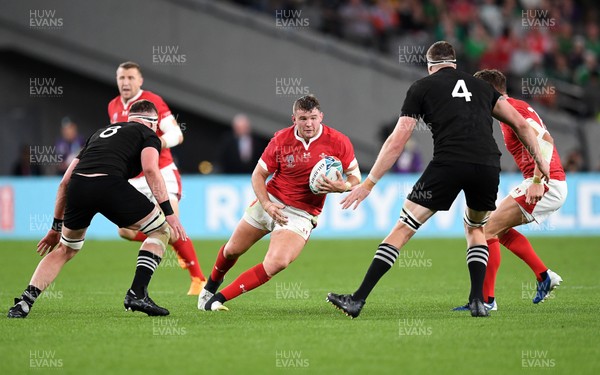 011119 - New Zealand v Wales - Rugby World Cup Bronze Final - Elliot Dee of Wales carries the ball