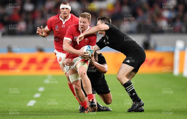 011119 - New Zealand v Wales - Rugby World Cup Bronze Final - James Davies of Wales is tackled by Angus Ta�avao and Ben Smith of New Zealand