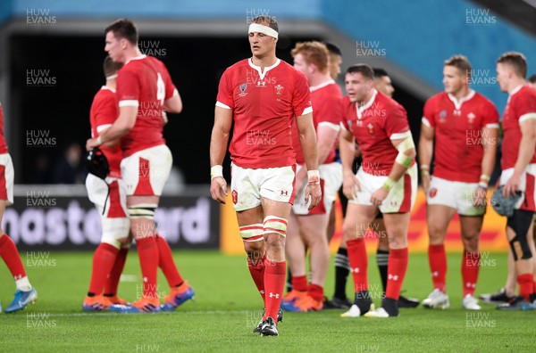 011119 - New Zealand v Wales - Rugby World Cup Bronze Final - Aaron Shingler of Wales at full time