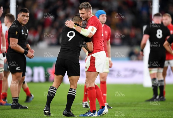 011119 - New Zealand v Wales - Rugby World Cup Bronze Final - Aaron Smith of New Zealand and Dan Biggar of Wales at full time