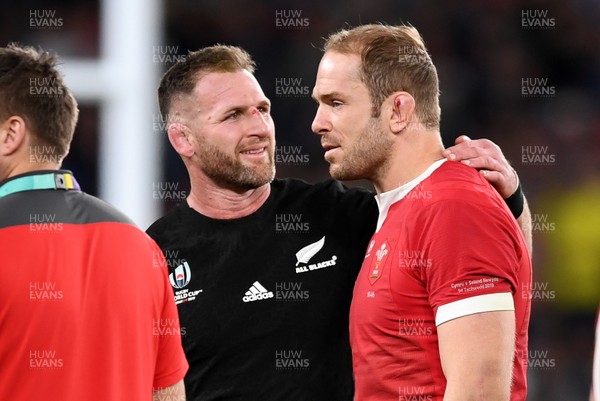 011119 - New Zealand v Wales - Rugby World Cup Bronze Final - Kieran Read of New Zealand and Alun Wyn Jones of Wales at full time