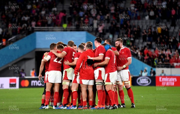 011119 - New Zealand v Wales - Rugby World Cup Bronze Final - Players huddle at the end of the game