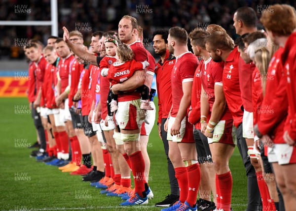 011119 - New Zealand v Wales - Rugby World Cup Bronze Final - Alun Wyn Jones of Wales with his daughters at the end of the game