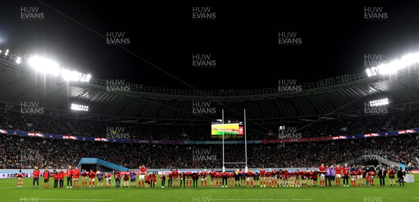011119 - New Zealand v Wales - Rugby World Cup Bronze Final - Wales players and staff bow at the end of the game