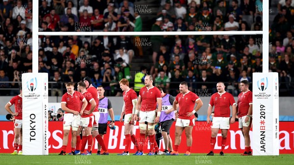011119 - New Zealand v Wales - Rugby World Cup Bronze Final - Players look on