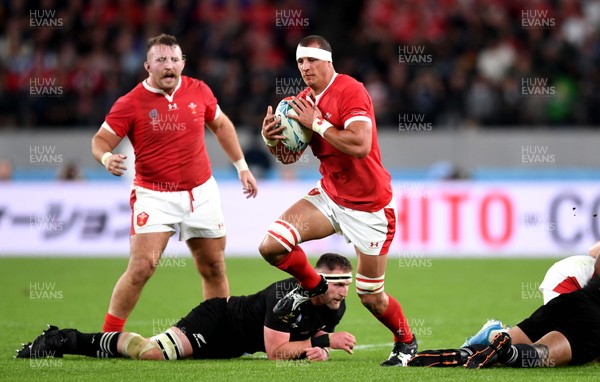 011119 - New Zealand v Wales - Rugby World Cup Bronze Final - Aaron Shingler of Wales gets into space