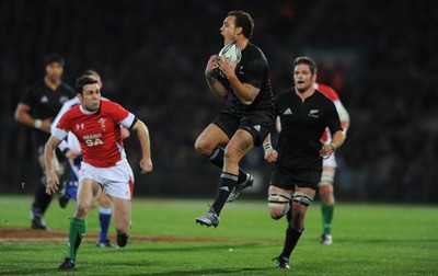 19.06.10 - New Zealand v Wales - 2010 Steinlager Series - Israel Dagg of New Zealand takes high ball. 