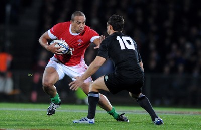 19.06.10 - New Zealand v Wales - 2010 Steinlager Series - Gavin Thomas of Wales takes on Dan Carter of New Zealand. 