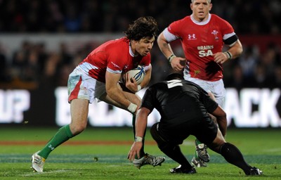 19.06.10 - New Zealand v Wales - 2010 Steinlager Series - Mike Phillips of Wales takes on Kevin Mealamu of New Zealand. 