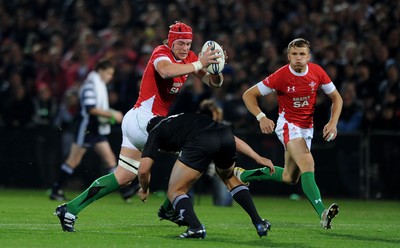 19.06.10 - New Zealand v Wales - 2010 Steinlager Series - Alun Wyn Jones of Wales looks for a way through. 